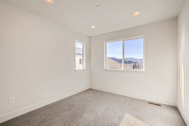 Building Photo - Stylish 3 bed/4 bath Town Home