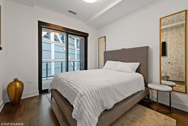 Building Photo - 668 N Kingsbury St