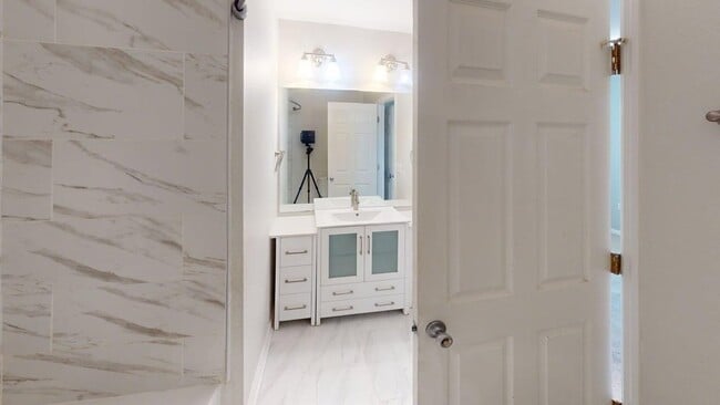 Building Photo - 910 Ave A