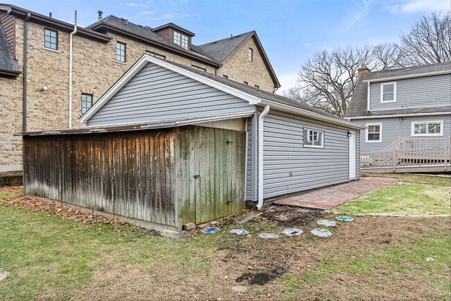 Building Photo - 5631 S Oak St