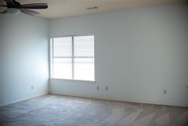 Building Photo - 10819 Crown Colony Dr