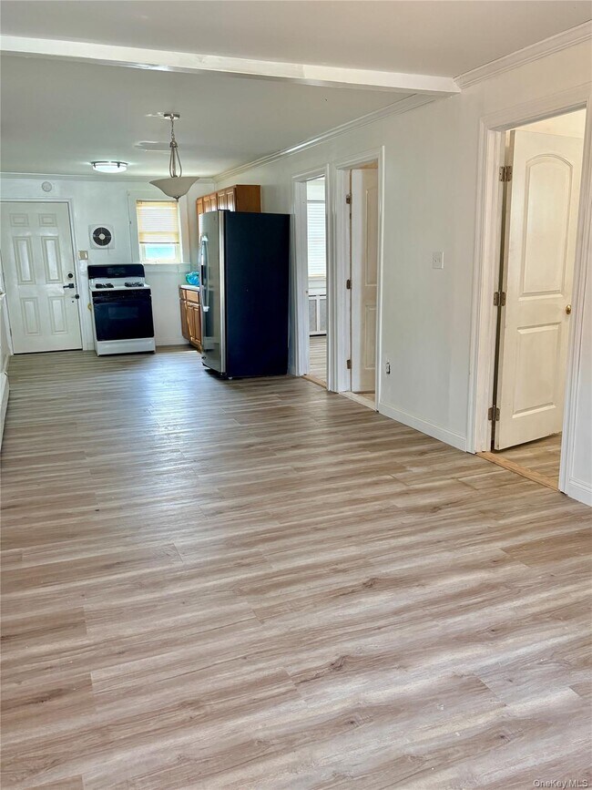 Building Photo - 469 River St