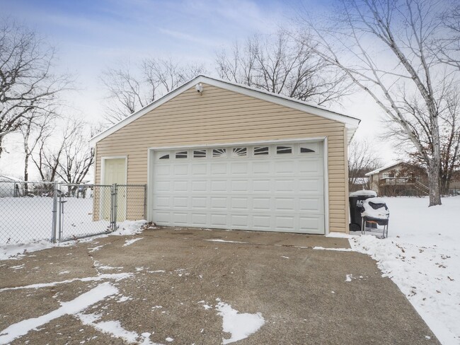 Building Photo - Beautiful 4 bedroom home in Coon Rapids