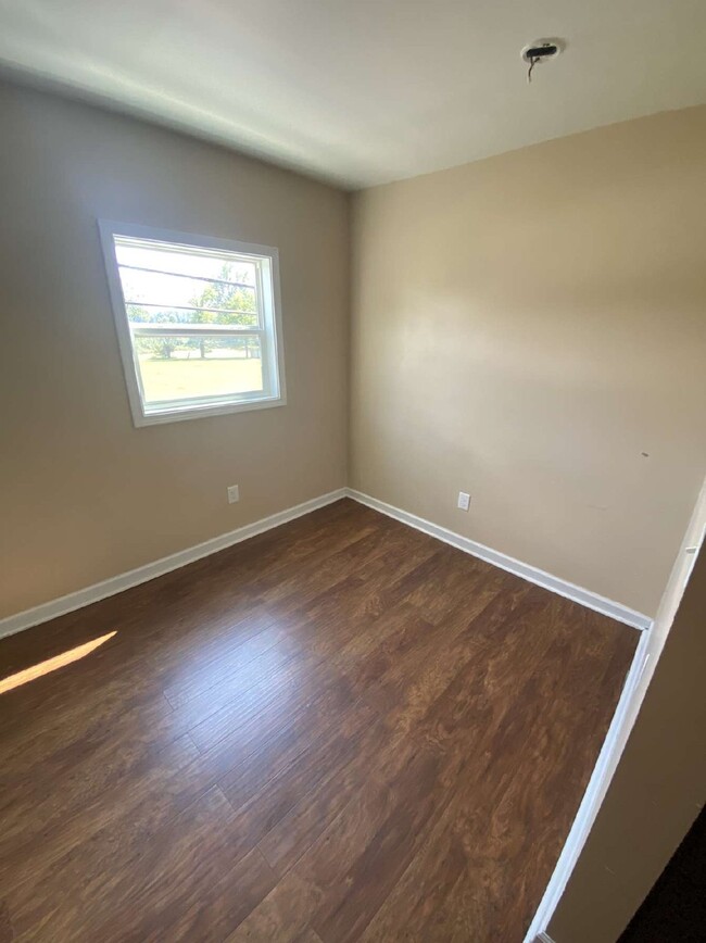 Building Photo - "Cozy 1-Bedroom Top floor Retreat in West ...