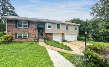Building Photo - Beautiful 3 Bed and 2.5 Bath Home, Pool In...