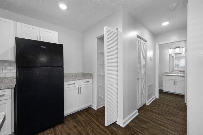 Building Photo - 7110 Tudor Ln
