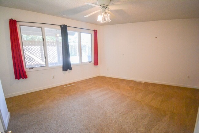 Building Photo - 6 Bed, 3.5 Bath Home for Rent – Retro Char...