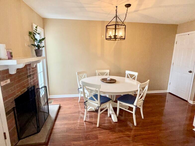 Dining Area - 203 Columbia Cmn