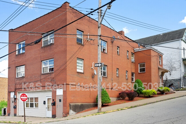 Building Photo - 144-144 W 9th Ave