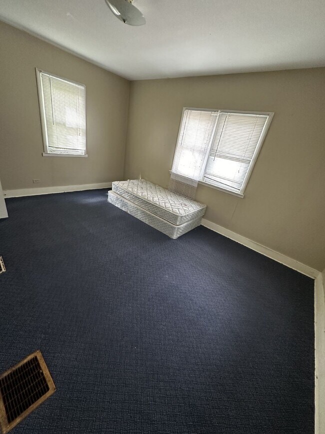 Building Photo - Great 6 bed 3 bath not far from UWEC! Available June 1st