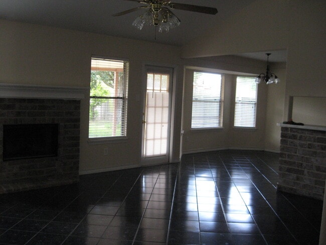 Building Photo - 2822 Vancouver Dr