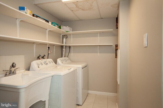 Building Photo - 2533 Hillsman St