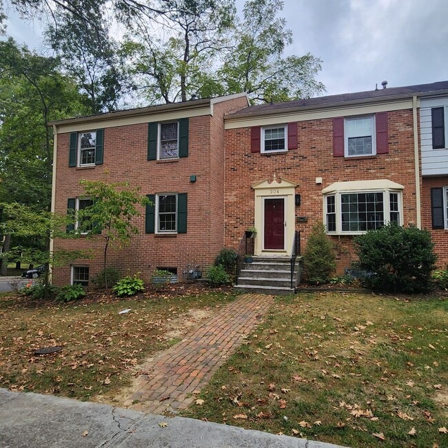 Building Photo - 204 Huntington Ln