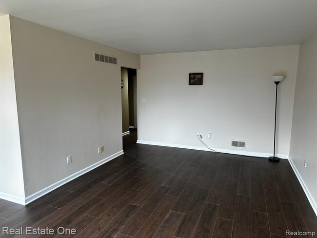 Building Photo - 780 E Fox Hills Dr