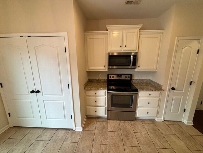 Building Photo - White House townhome available with 1 car ...