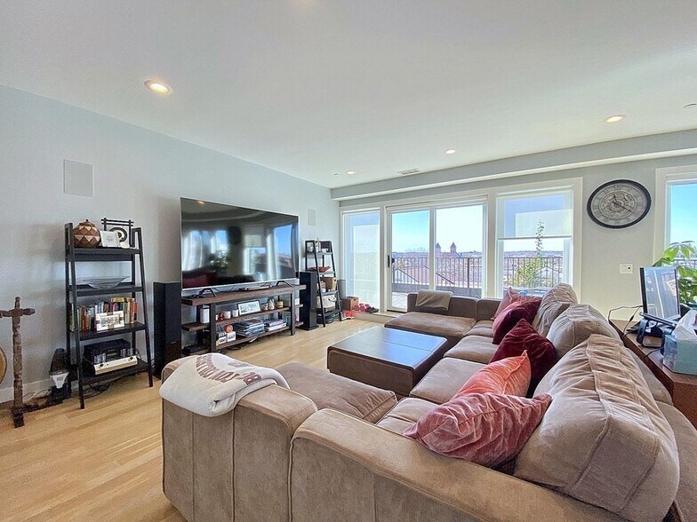 Building Photo - 150 W Broadway