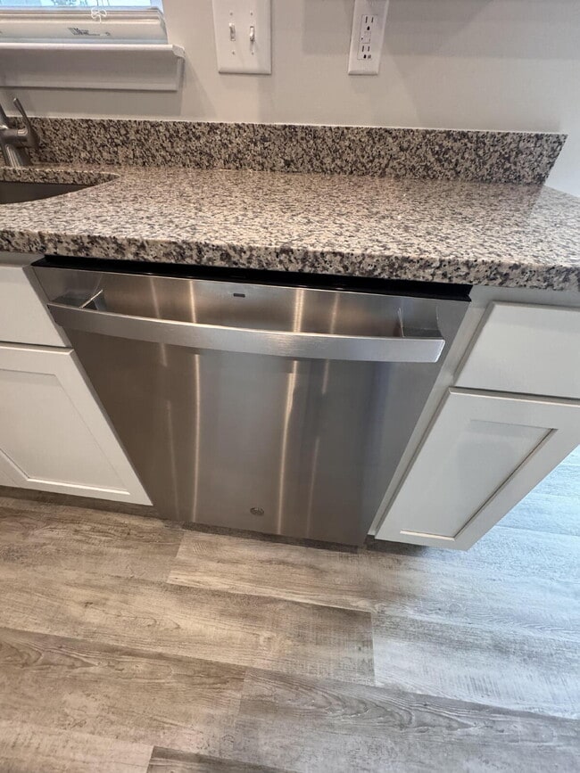 Building Photo - PRICE REDUCED! Modern 3-Bed Townhome in Gr...