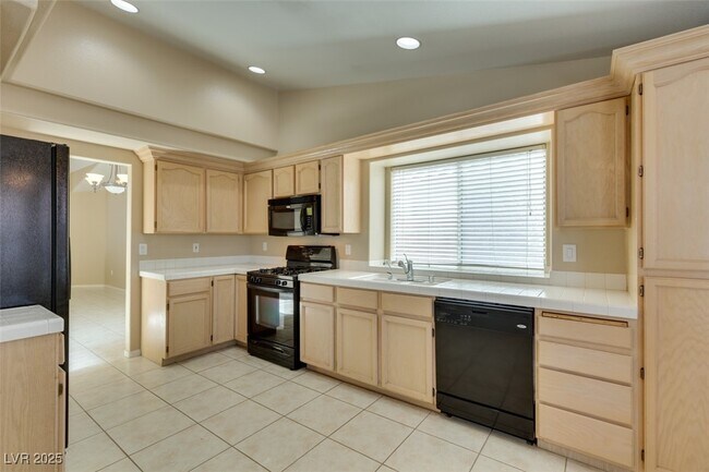 Building Photo - 1744 Knotty Pine
