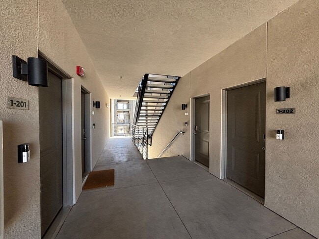Building Photo - 1 BEDROOM APARTMENT FOR RENT IN DESERT COLOR!