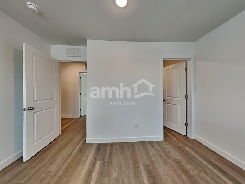 Building Photo - 9748 W Parkway Dr