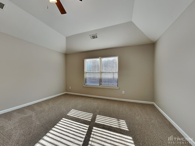 Building Photo - 528 Tulip Ln