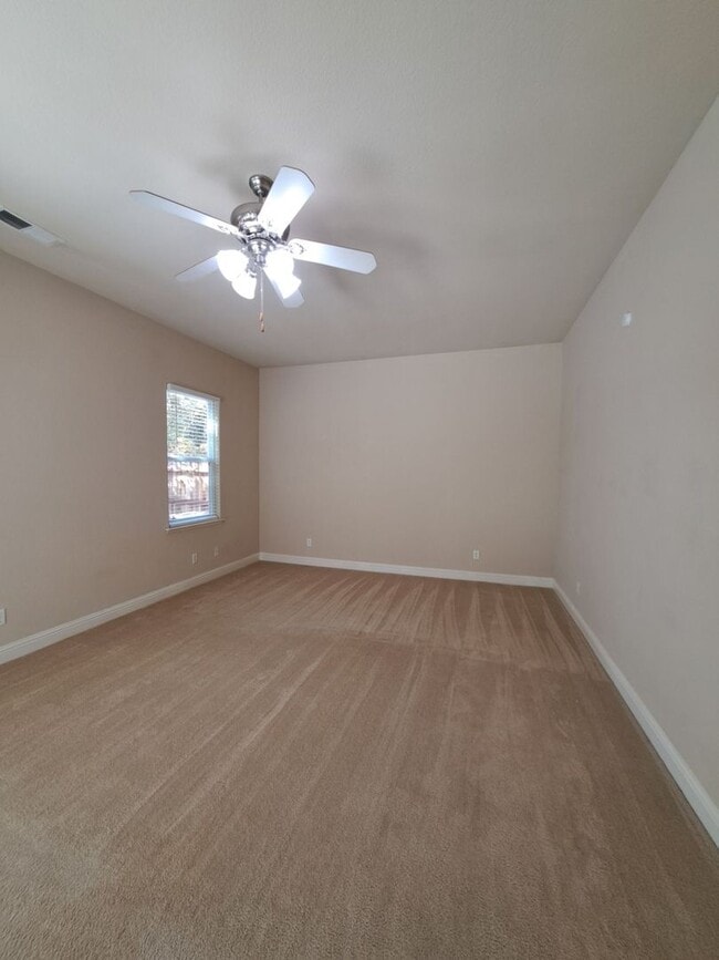 Building Photo - Charming 4 Bedroom House To Call Home!