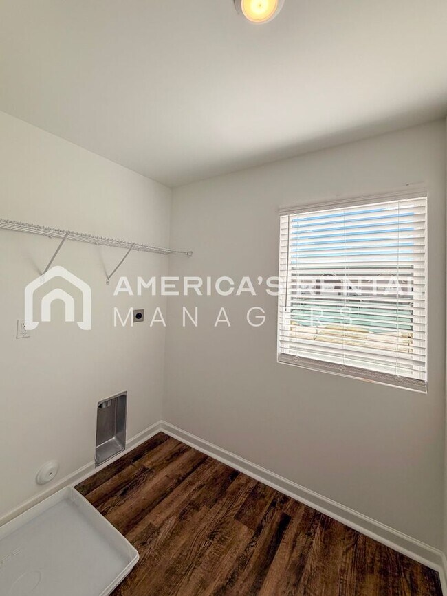 Building Photo - Bright and Spacious Lincoln Townhome for R...