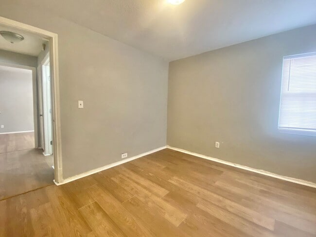 Building Photo - Great economical 2 bed 1 bath rental now available in Arnet Benson