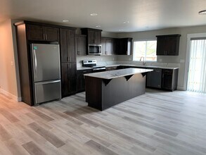 Building Photo - Lovley Home