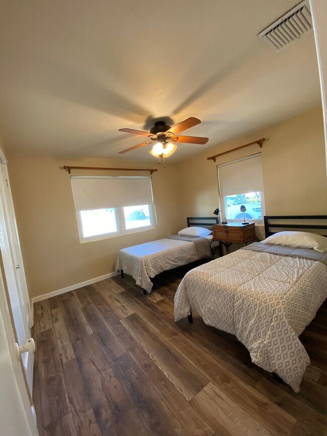 Building Photo - 2/2 single family house with big yard near downtown and beach!