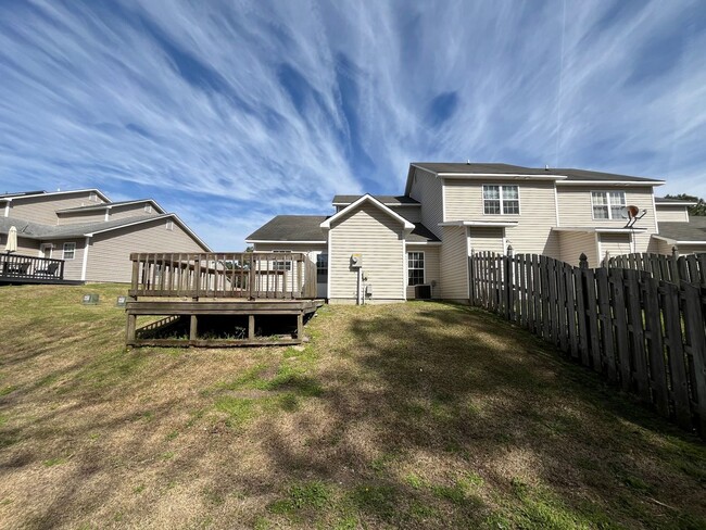 Building Photo - End Unit Townhouse, 3 Bed, 3 Bath