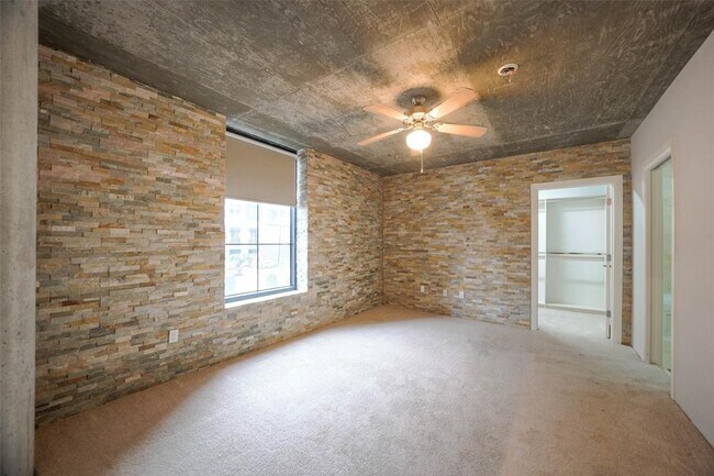 Building Photo - 1005 S Shepherd Dr