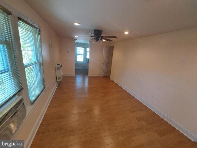 Building Photo - 611 60th Pl