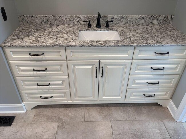 Building Photo - 4901 Planters Walk