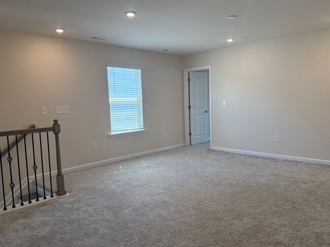 Building Photo - AMAZING LOCATION, Fantastic 3 Bed Home, In...