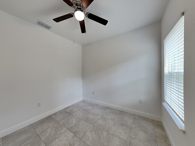 Building Photo - 8809 N Sandree Dr