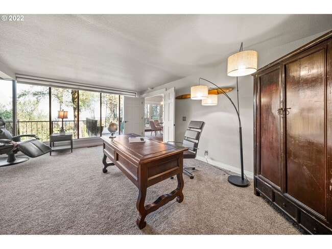 Building Photo - 5 bedroom 4 Bathroom Spectacular Townhome ~ Parking, A/C and More!