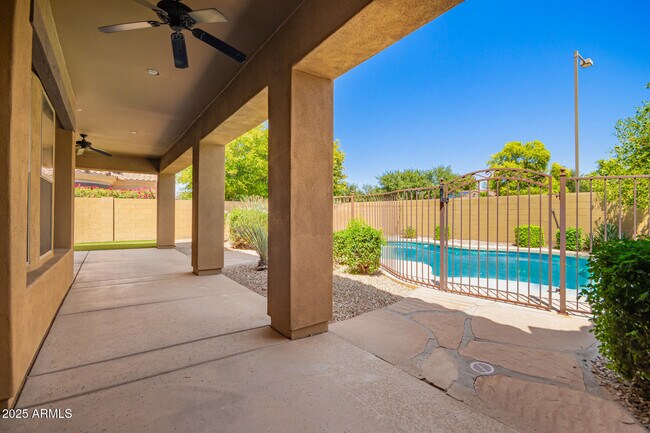 Building Photo - 15812 W Cypress St