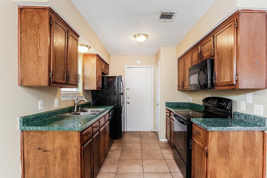 Building Photo - 6306 Twin Maple Ct