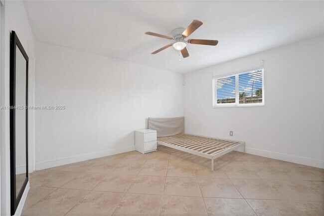 Building Photo - 2441 Tarpon Dr