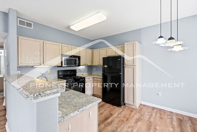 Building Photo - Spacious Condo with Washer/Dryer and Central AC