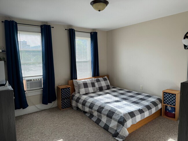 Building Photo - 3 Bedroom Townhose