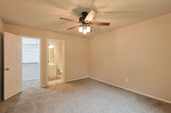 Building Photo - Charming 3/2 Minutes from Downtown NBTX