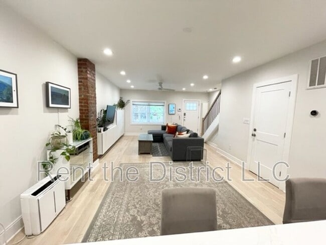 Building Photo - 1316 Staples St NE