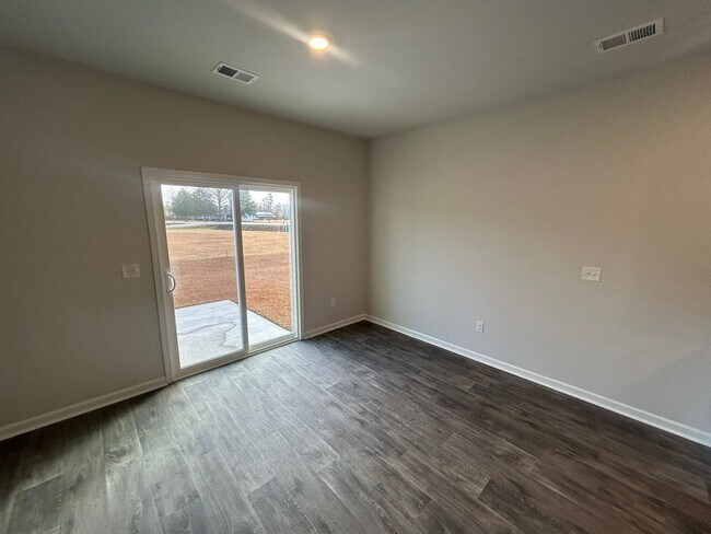 Building Photo - Field View 4BD/ 2BA