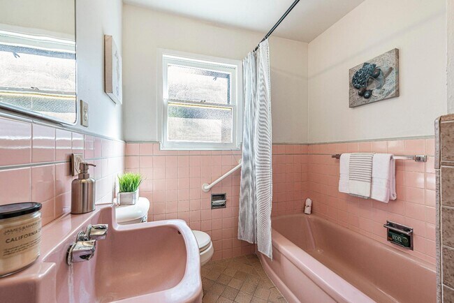 Building Photo - 1994 Menalto Ave