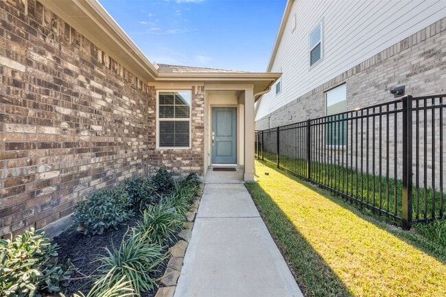 Building Photo - 27107 Blue Pool Dr