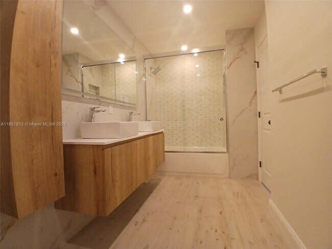 Building Photo - 1070 SW 135th Pl