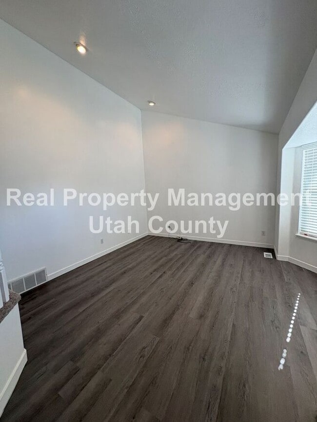 Building Photo - 614 N 550 E St