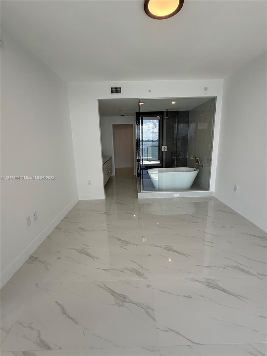 Building Photo - 700 NE 24th St